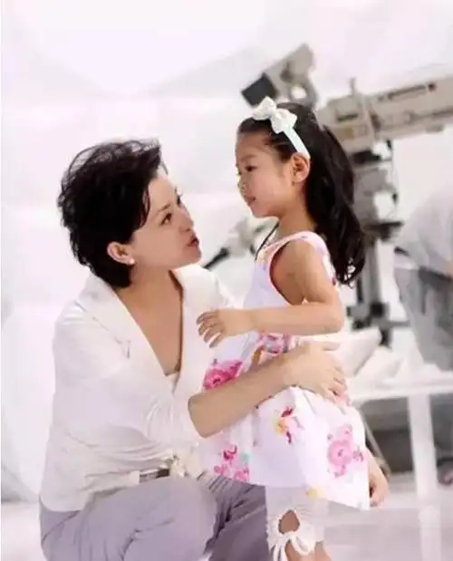 有种偏心遗传叫杨澜上帝吻了儿子的脸却没给小女儿留扇窗
