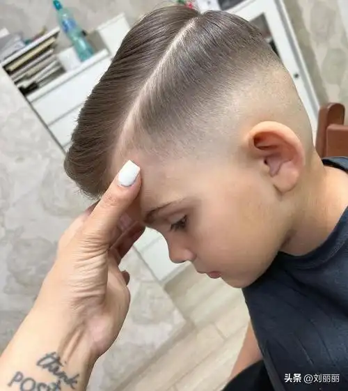 梳成大人模样,这种二八分的油头造型,本来是很多中年男士喜欢的发型