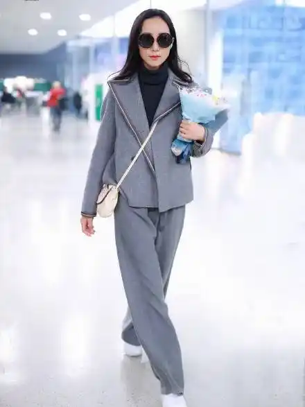 37岁韩雪太高级冷灰色套装内搭黑色高领针织衫温柔又知性