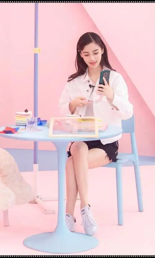 杨颖白色帅气外套搭配烂牛仔短裤张牙舞爪也很美