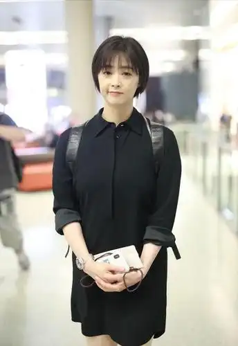 蒋欣一头短发穿衣服一点也不显壮了