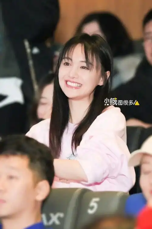 郑爽[超话]##郑爽送徐洋甘蔗##郑爽一家北京春晚彩排