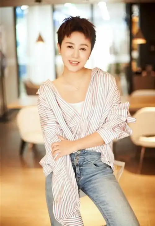 除了小品,马丽还在很多影视作品中亮相,像是《决战刹马镇》,《夏洛特