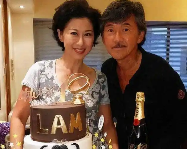 两人的绯闻伴随着如日中天的事业,在最红的那年,叶倩文公开示爱林子祥