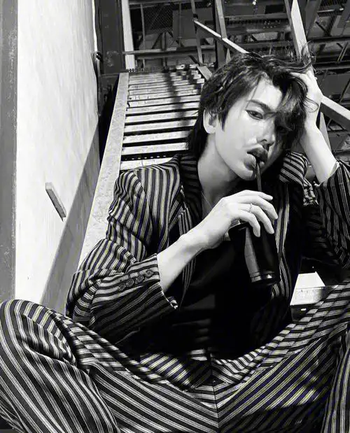 蔡徐坤黑白高级感大片