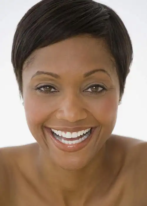 笑,微笑,露齿笑,竖图,室内,特写,白天,白色背景,正面,欧洲,非洲,黑人