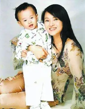 伊能静已从哈林这里夺回自由,不能再夺走儿子,而且儿子跟着大家庭,她