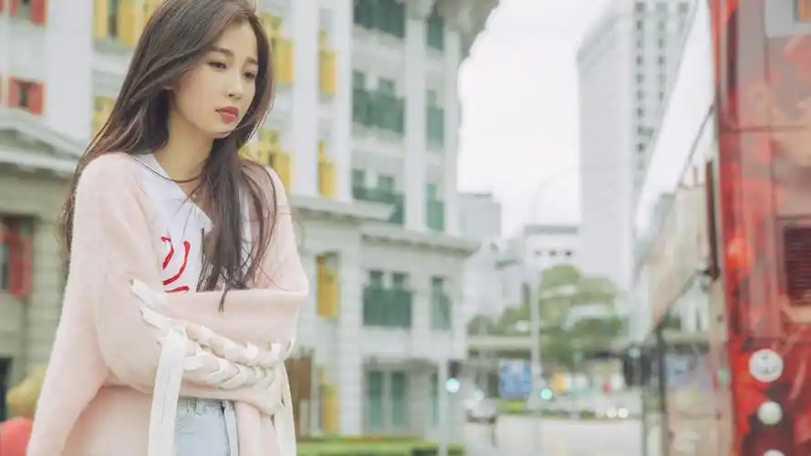 虞书欣全新写真异域街头踏出甜美少女梦
