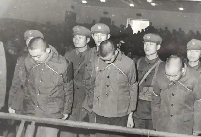 1983年,河南举行万人公审大会,一名男子被判枪决:要杀就赶紧杀