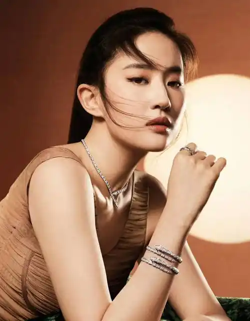 刘亦菲质感新片释出 黑发灵蛇造型身姿曼妙