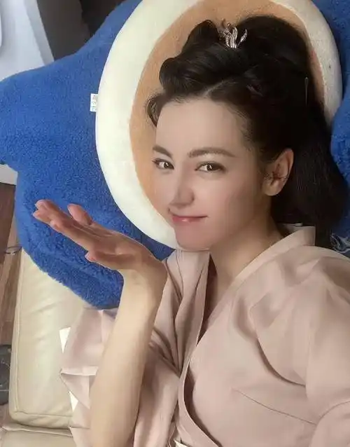 黄景瑜前妻和前女友发声,发"8"疑暗讽迪丽热巴,本人回应!