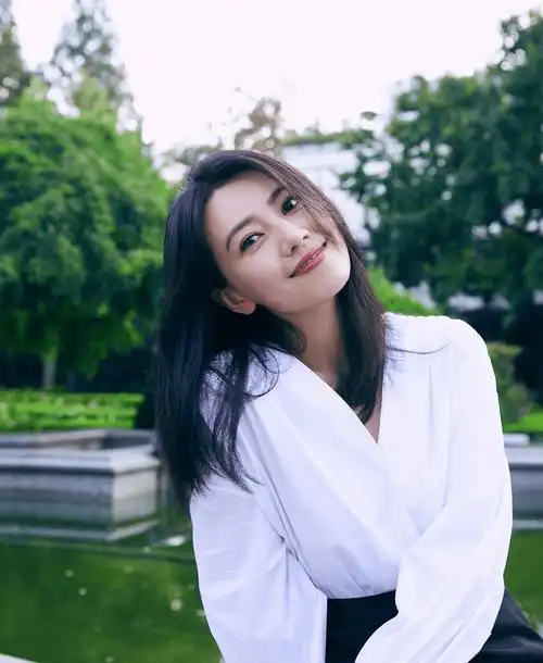 高圆圆和好友同游,私服穿搭气质又减龄,素颜对镜头微笑超女神_照片