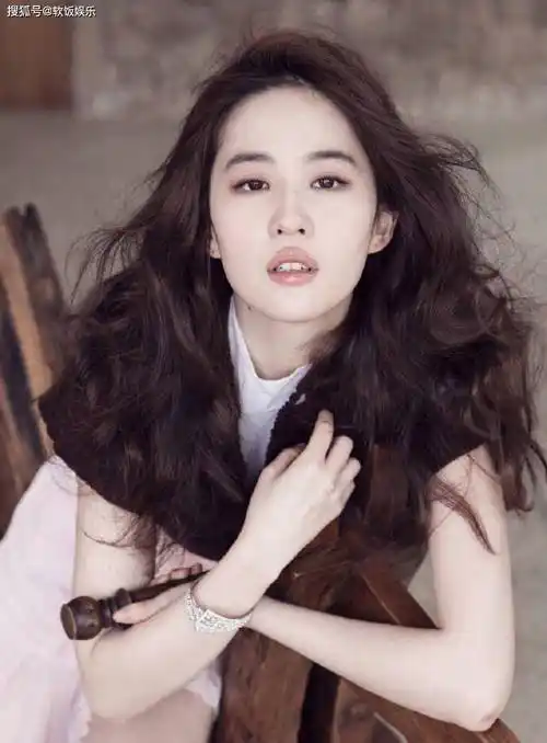 刘亦菲初中清纯照曝光!身材消瘦笑容天真无邪,与出道