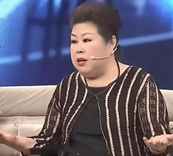 娱乐圈"最丑的富婆",被赵本山看中张艺谋亲邀,她到底有何靠山