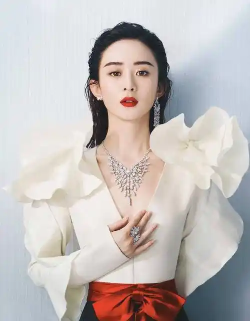 赵丽颖在2006年获得了《雅虎搜星》比赛冯小刚组冠军,从而进入了演艺