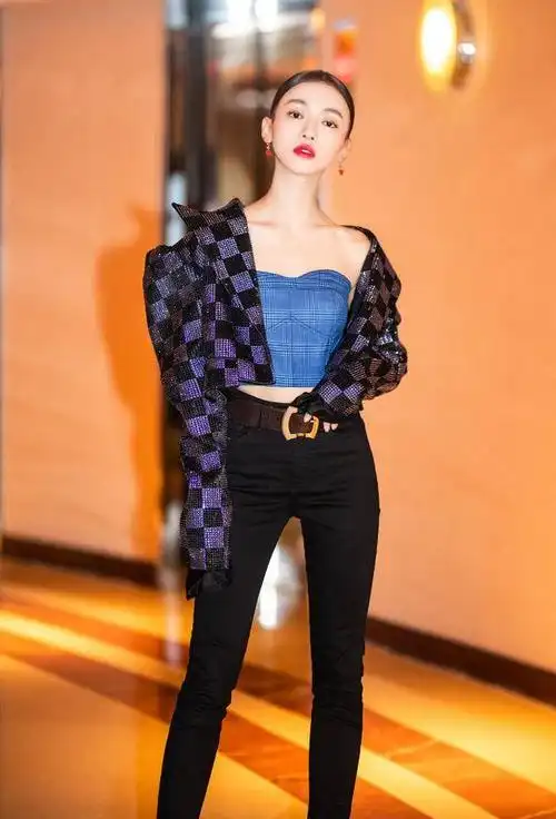 撞出了时髦感,再配上一条紧身裤,凸显了吴谨言的好身材,真是越看越