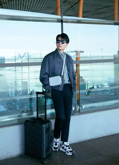 黄轩再赴巴黎时装周探索品牌新风尚