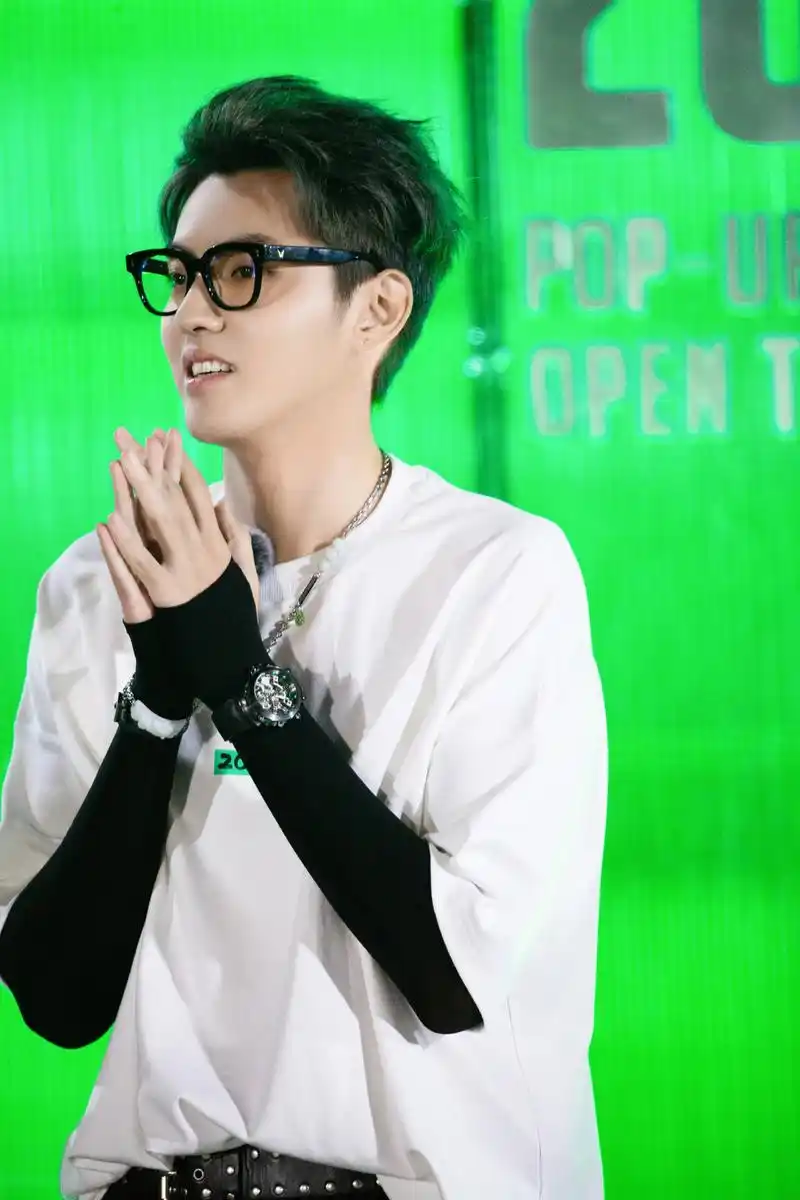 吴亦凡不愧是时尚icon穿白t搭黑色涂鸦印花长裤潮味儿十足