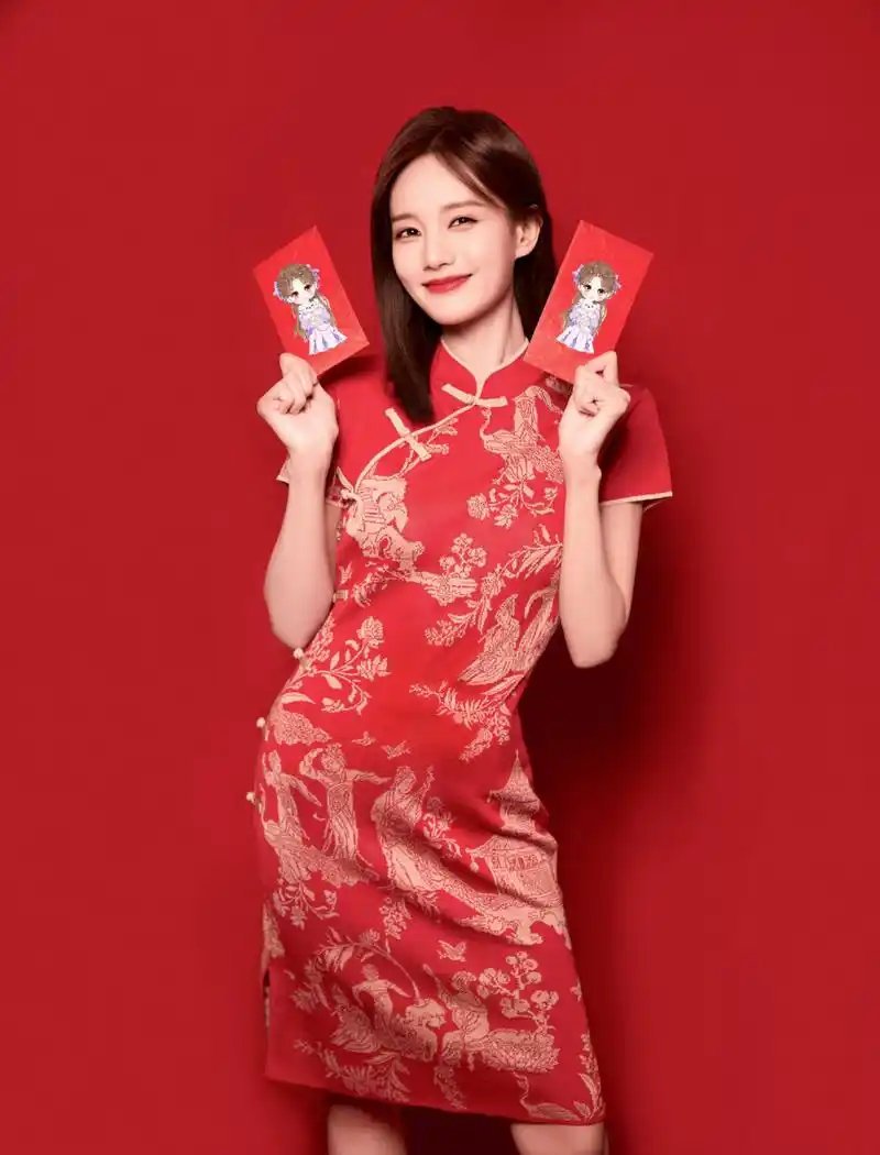 李一桐身穿一袭红色印花图案旗袍,笑容满面,甜美动人,满满的新年气息!