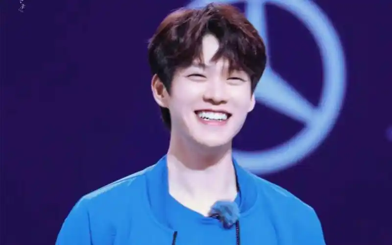 用一首全是爱(可爱版)整合一下成百g的魏大勋照片