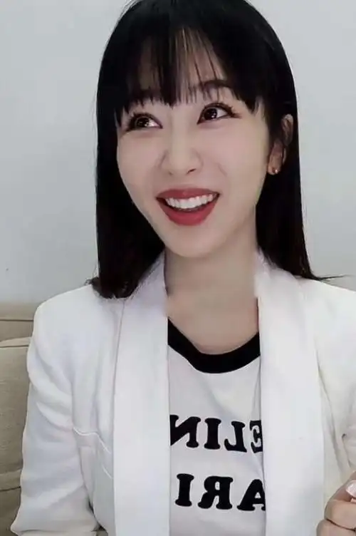 杨紫再陷入整容争议,下巴凹陷引关注,网友:这是怎么了