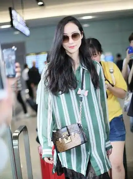 36岁韩雪伪素颜堪比少女,穿黑衣配条纹短裤优雅时髦,这气质真好