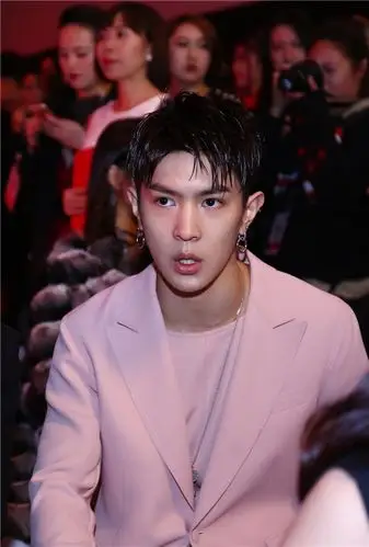 "明日之子"马伯骞帅气亮相时尚盛典 温柔清唱惹人心动