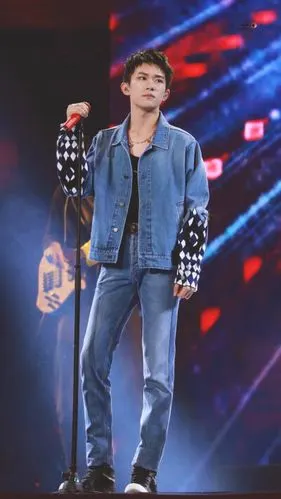 易烊千玺 #tfboys 爱奇艺尖叫之夜 亲爱的,这里没有一个人表演 高