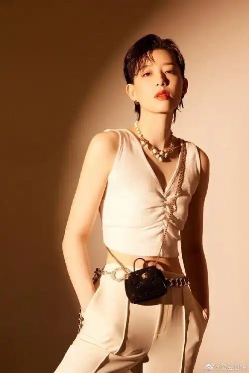 李斯丹妮晒六宫格腹肌照#咱就是说谁看了@李斯丹妮好身材能不羡哪呢