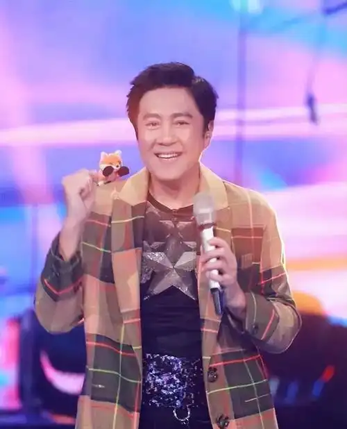 蔡国庆晒全家福故宫旁十亿四合院超豪华父子三人悠闲合影