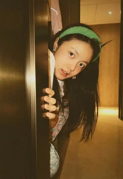 赵今麦素颜居家六宫格##赵今麦衣橱六宫格随拍