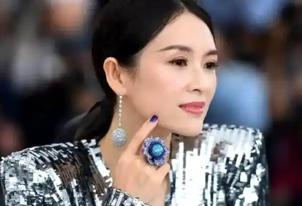 当灯光闪烁,掌声雷动,国际巨星章子怡站在舞台上,她的眼睛闪烁着明亮