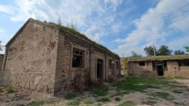 城内路边无人居住,快要倒塌的老房子