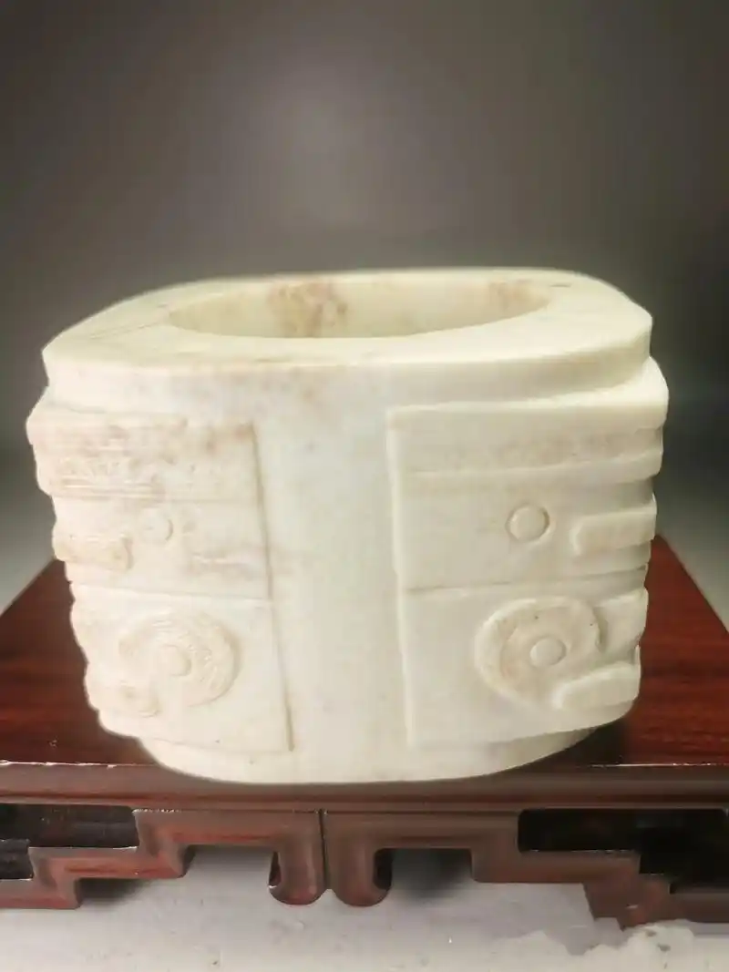 良渚文化,鸡骨白人面玉棕,通高5.8cm,上宽8. - 抖音