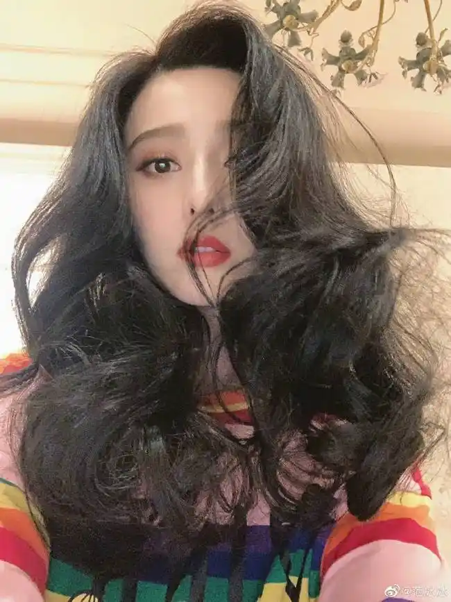 漂亮!范冰冰大波浪卷发配红唇气场足,明艳撩人