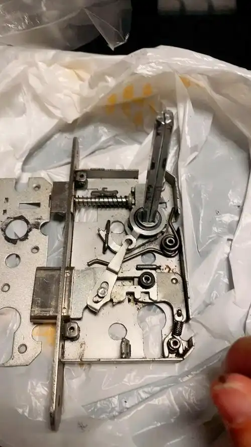 拆解门锁有个配件不知道什么用处?