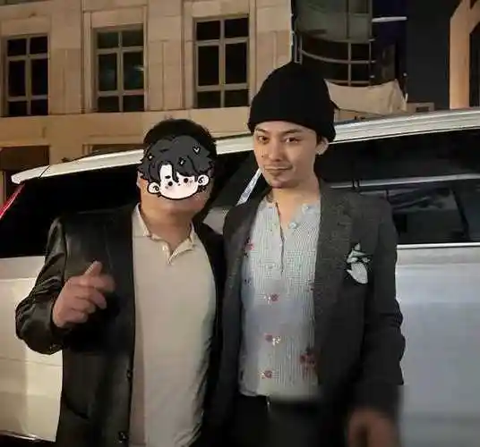 权志龙被网友偶遇留合照没刮胡子表情搞怪尽显随性风格