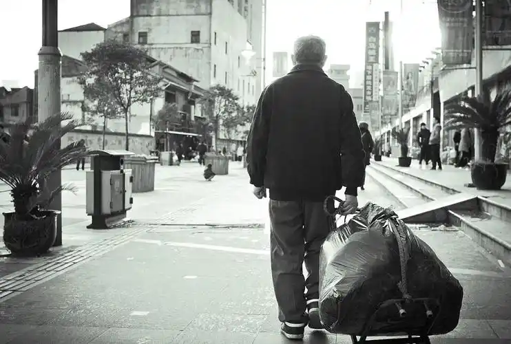 l1002423 br /> 又一个苍老的背影.这次我可以肯定,他是进货的小摊贩.