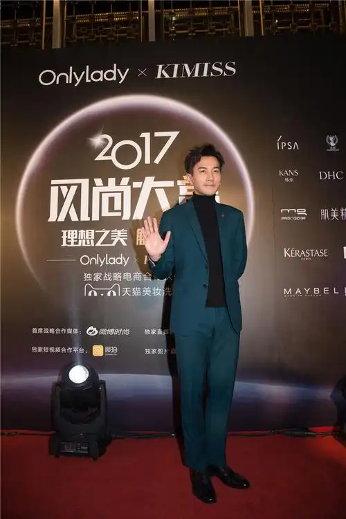 刘恺威获得风尚男演员奖 西装亮相沉稳帅气
