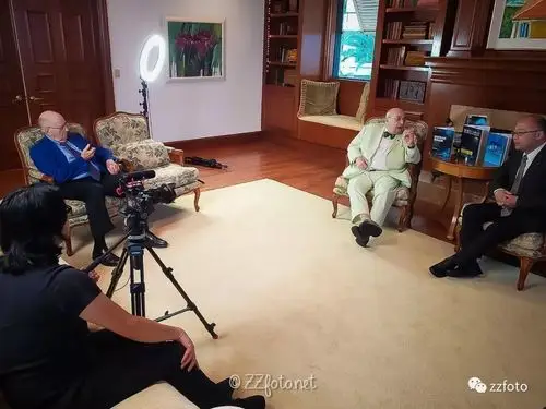 哥哥菲利普一直在一旁端着手机全程拍摄弟弟的访谈内容