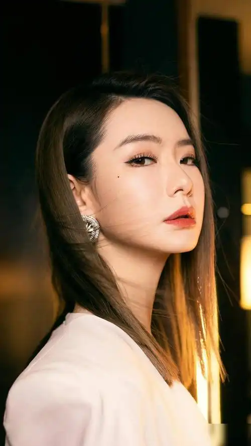 演员戚薇时尚潮流开朗大方处事潇洒来看美美哒照片