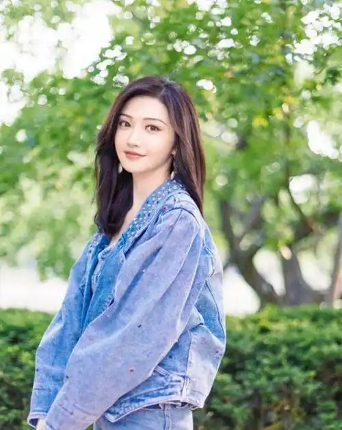 景甜晒拔牙后的自拍照,素颜出镜脸部浮肿,网友:像换了个人一样_资源