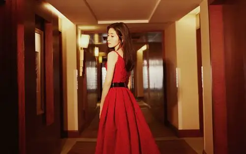 张碧晨红裙性感优雅桌面壁纸