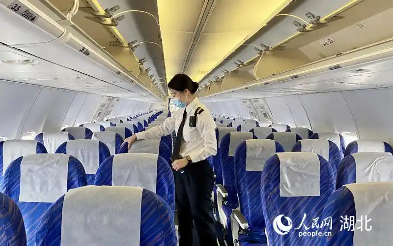 退伍女军人成航空安全员蓝天绽放空中花蕾