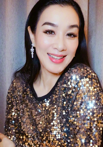 短发的钟丽缇不仅美,还很酷,美人尖显眼难怪48岁还很美