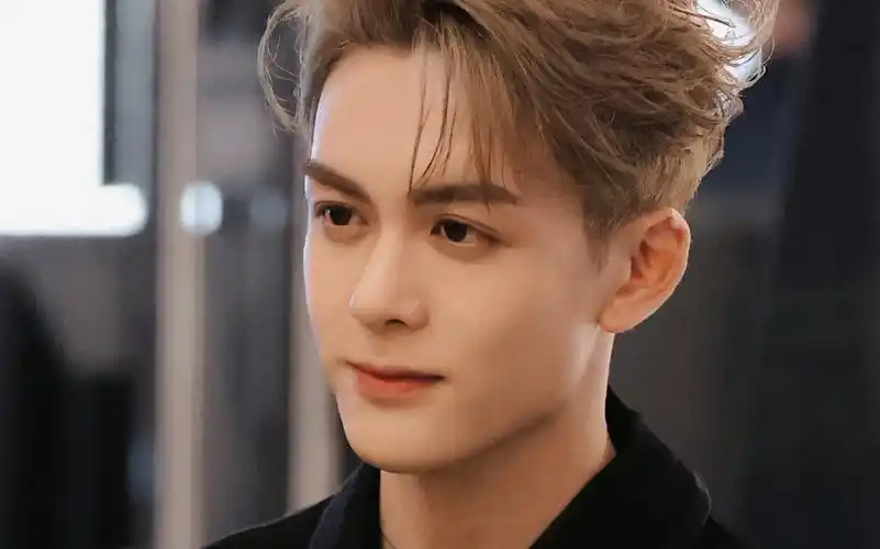 十几岁的曾舜晞曾经叛逆过带着爸爸去留学采访