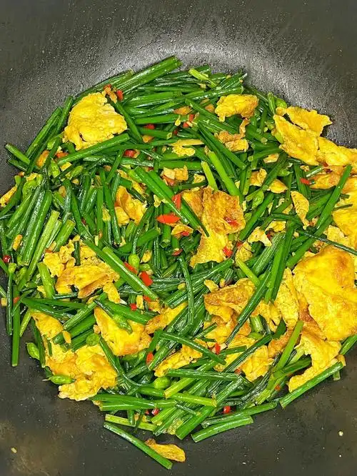 第一次尝试用韭菜花炒鸡蛋口感更脆更嫩