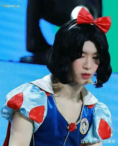 范丞丞的白雪公主更加娇羞了点,腮红的完美衬托.