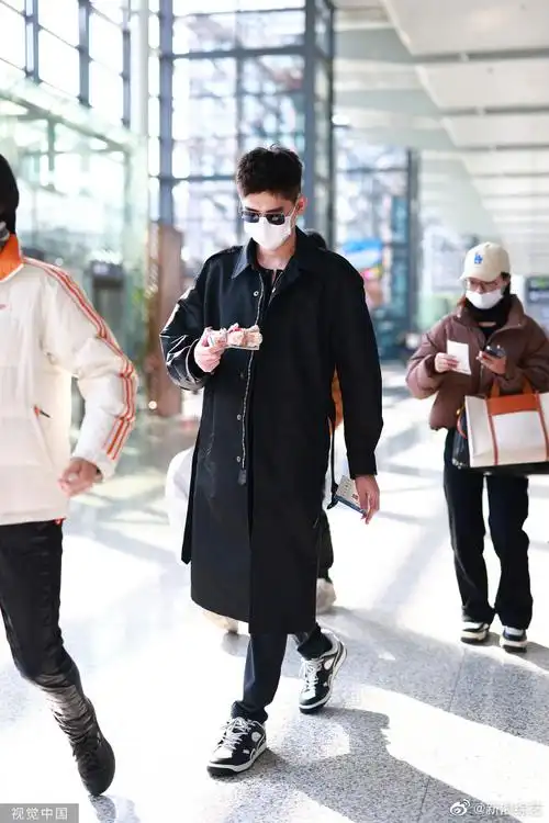 张翰状态#张翰现身上海机场,一身黑色look,来看看他的状态如何?