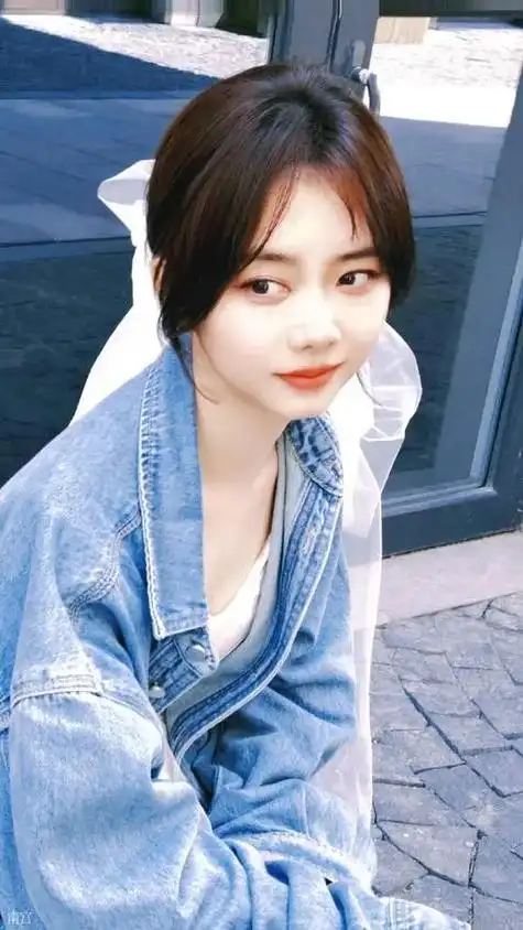 谭松韵晒"意识流照":夜空下的"无影手"与生活的诗意